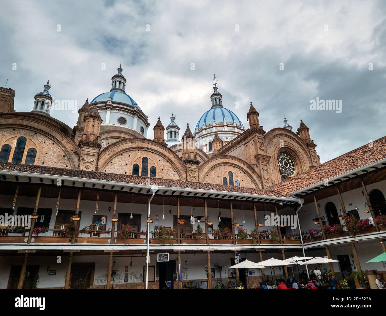 Cattedrale della città di Cuenca, Ecuador, conosciuta anche come Nuova Cattedrale o Cattedrale dell'Immacolata Concezione, come visto dal ristorante El Confisionario Foto Stock