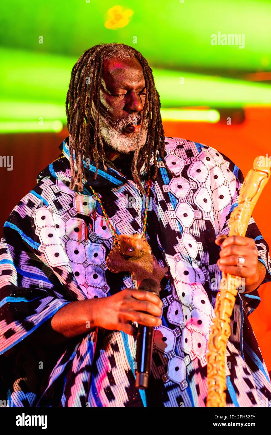 Il cantante di reggae ivoriano Tiken Jah Fakoly suona dal vivo a Bruxelles | le chanteur de reggae ivoirien Tiken Jah Fakoly a l'Ancienne Belgique de Bruxel Foto Stock