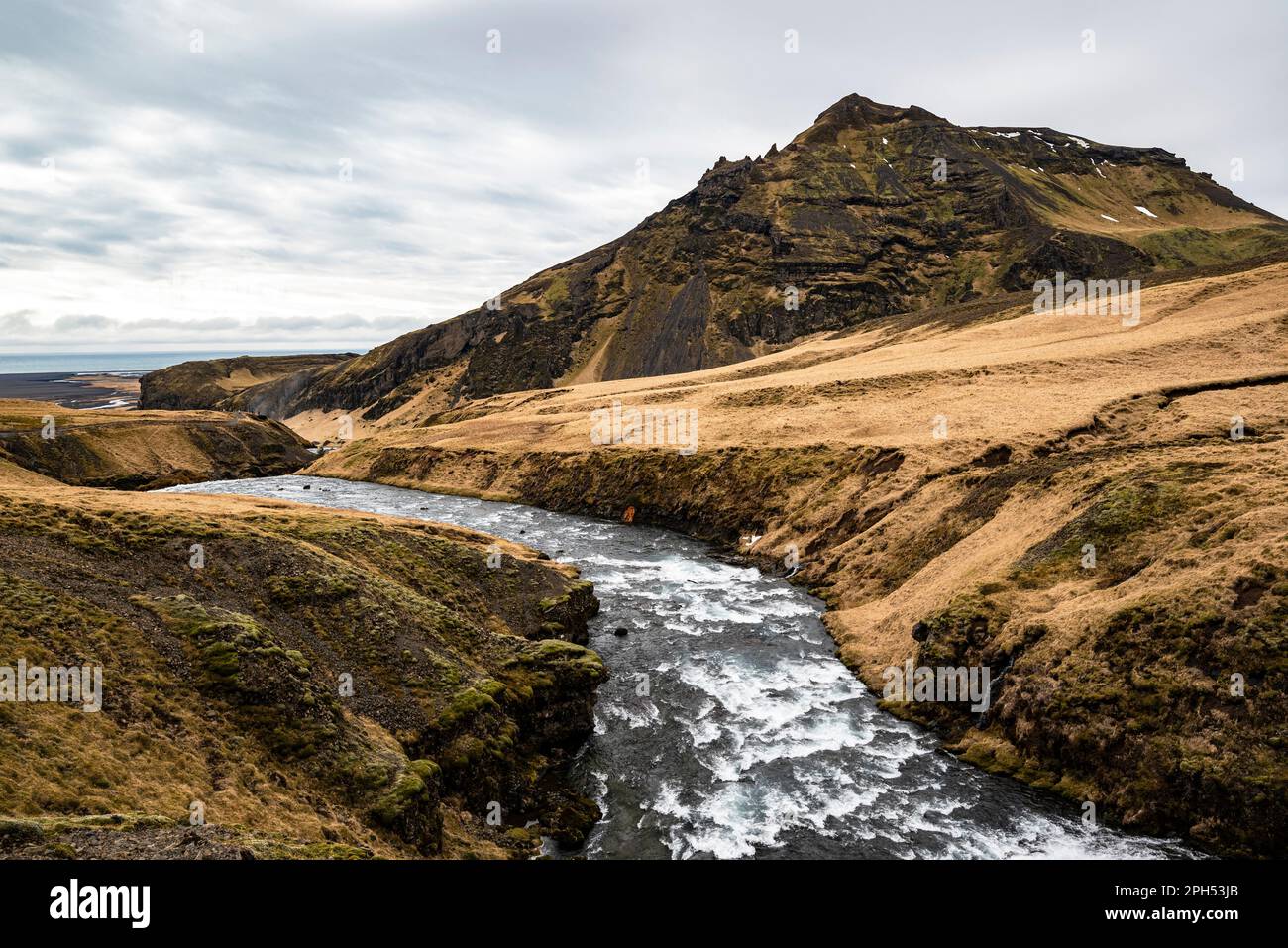Vista panoramica del monte Drangshlíðarfjall e del fiume Skóga, sentiero escursionistico Laugavegur, Islanda Foto Stock