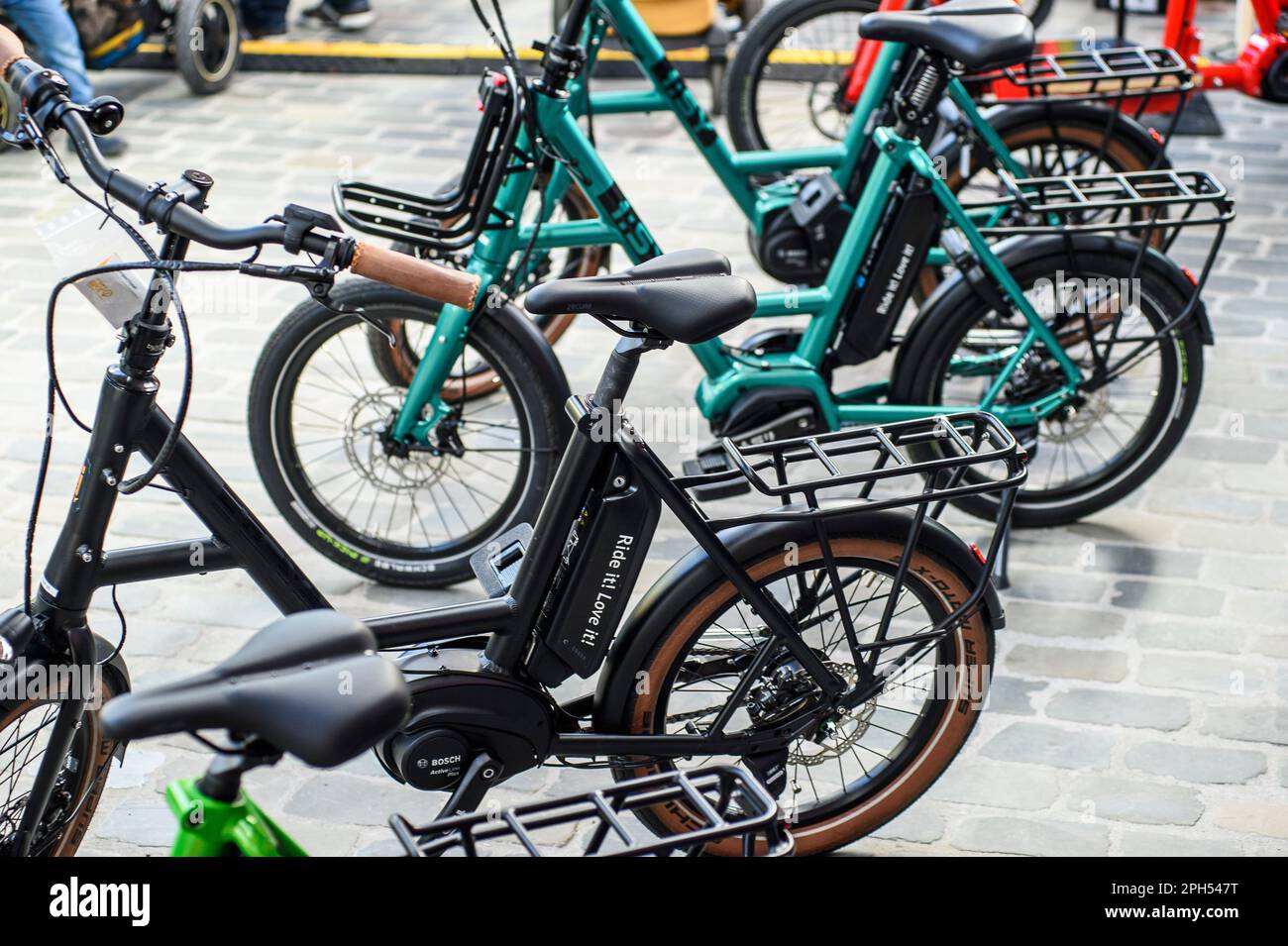 Esposizione di diversi tipi di bicicletta alla Bike Bruxelles - Vedi e  dettagli su biciclette diffrent - bici elettrica - batteria nel telaio -  bici da carico Foto stock - Alamy