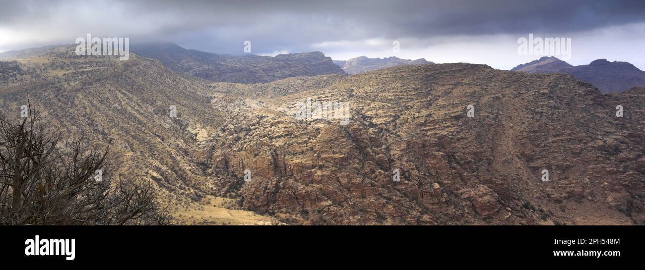 Vista sul paesaggio della cresta di Jabal Sufaha e del Sahwah Wadi, Giordania centro-meridionale, Medio Oriente Foto Stock