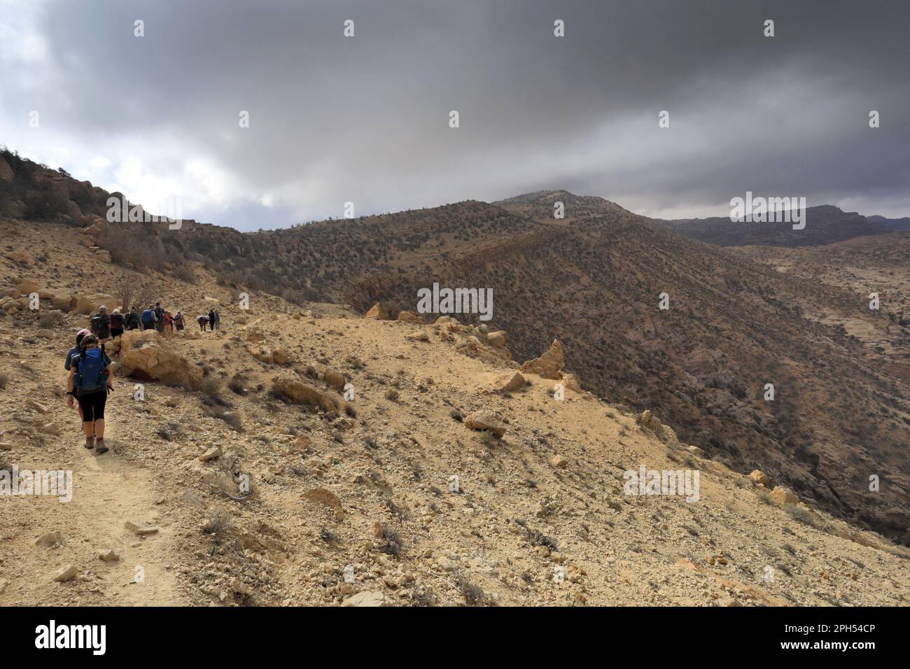 Camminatori sul crinale di Jabal Sufaha sopra il Sahwah Wadi, sentiero della Giordania, Giordania centro-meridionale, Medio Oriente Foto Stock