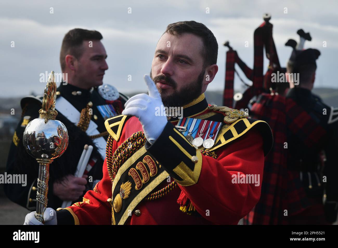 Edimburgo Scozia, Regno Unito 26 marzo 2023. L'inaugurazione del Royal Regiment of Scotland SCOTLAND SCOTS Rally si svolge con i veterani e i servitori che si accamonano al Castello di Edimburgo e che marciano lungo il Royal Mile dietro le pipe e i tamburi fino al Canongate Kirk per ricordare i caduti. credito sst/alamy notizie dal vivo Foto Stock