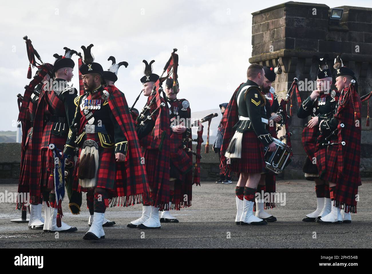 Edimburgo Scozia, Regno Unito 26 marzo 2023. L'inaugurazione del Royal Regiment of Scotland SCOTLAND SCOTS Rally si svolge con i veterani e i servitori che si accamonano al Castello di Edimburgo e che marciano lungo il Royal Mile dietro le pipe e i tamburi fino al Canongate Kirk per ricordare i caduti. credito sst/alamy notizie dal vivo Foto Stock