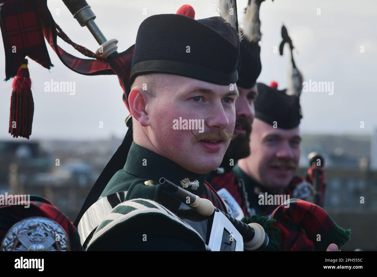 Edimburgo Scozia, Regno Unito 26 marzo 2023. L'inaugurazione del Royal Regiment of Scotland SCOTLAND SCOTS Rally si svolge con i veterani e i servitori che si accamonano al Castello di Edimburgo e che marciano lungo il Royal Mile dietro le pipe e i tamburi fino al Canongate Kirk per ricordare i caduti. credito sst/alamy notizie dal vivo Foto Stock