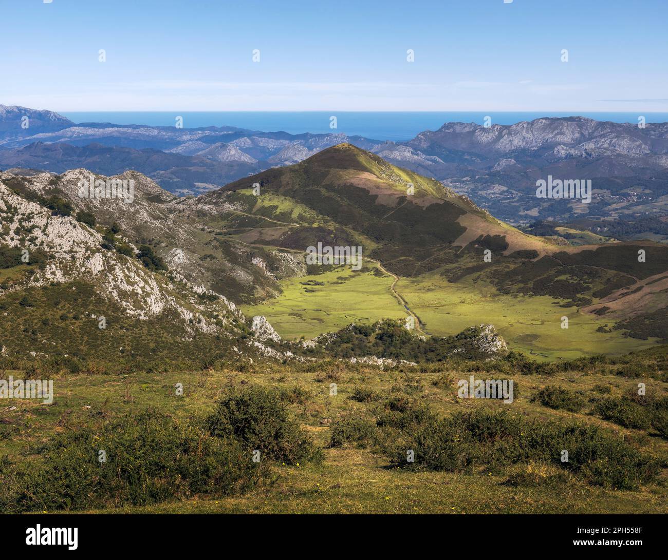 Bellissimo paesaggio al Parco Nazionale Picos de Europa con l'Oceano sullo sfondo, Asturie, Spagna Foto Stock