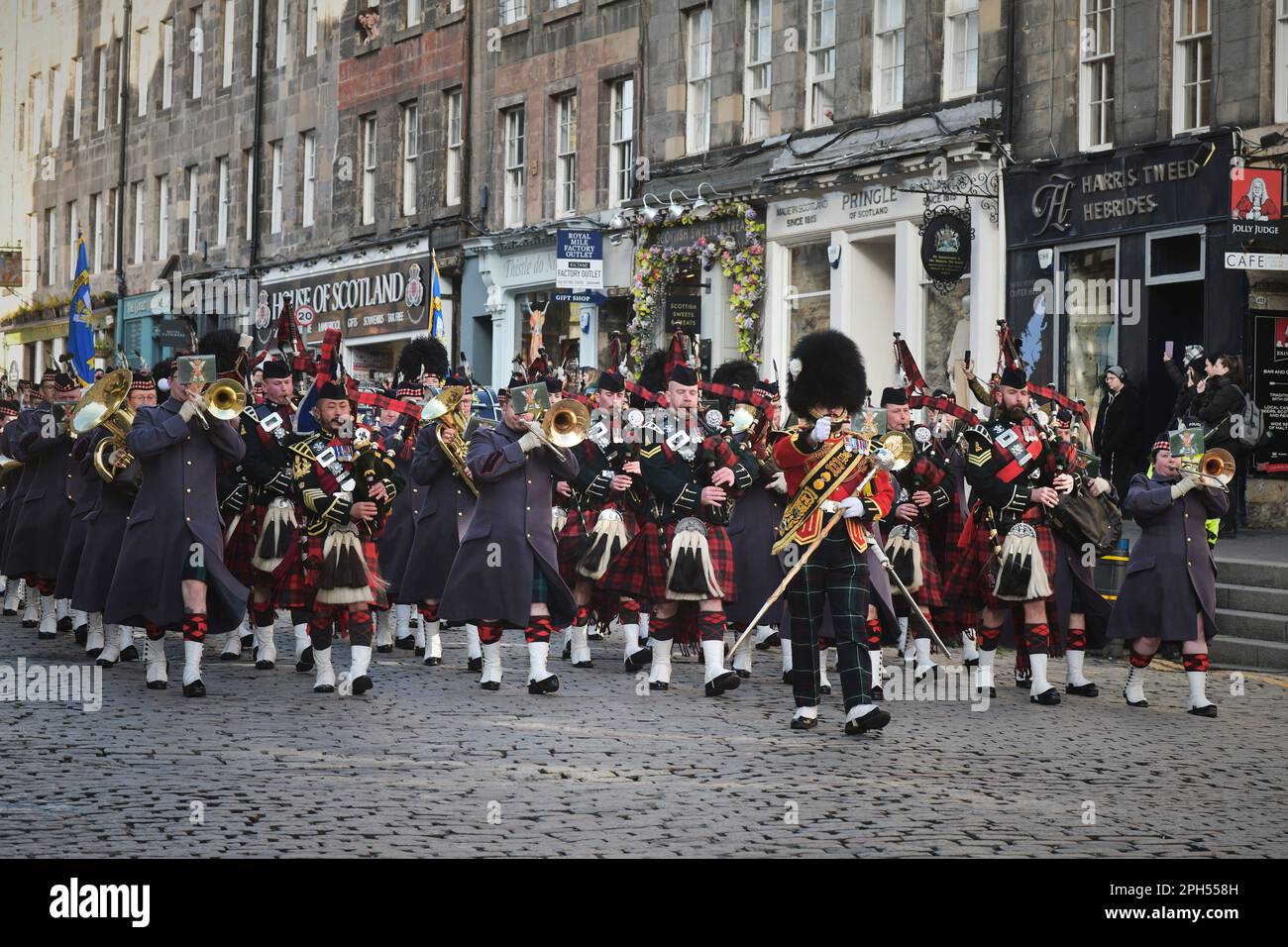 Edimburgo Scozia, Regno Unito 26 marzo 2023. L'inaugurazione del Royal Regiment of Scotland SCOTLAND SCOTS Rally si svolge con i veterani e i servitori che si accamonano al Castello di Edimburgo e che marciano lungo il Royal Mile dietro le pipe e i tamburi fino al Canongate Kirk per ricordare i caduti. credito sst/alamy notizie dal vivo Foto Stock