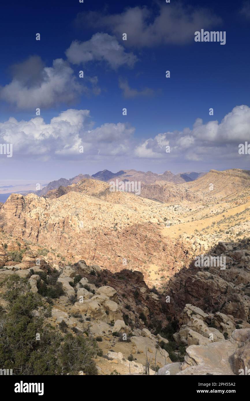 Vista sul paesaggio del Sahwah Wadi fino alle montagne Jabal Abu Mahmoud, Giordania centro-meridionale, Medio Oriente Foto Stock