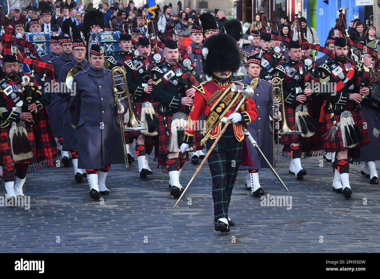 Edimburgo Scozia, Regno Unito 26 marzo 2023. L'inaugurazione del Royal Regiment of Scotland SCOTLAND SCOTS Rally si svolge con i veterani e i servitori che si accamonano al Castello di Edimburgo e che marciano lungo il Royal Mile dietro le pipe e i tamburi fino al Canongate Kirk per ricordare i caduti. credito sst/alamy notizie dal vivo Foto Stock