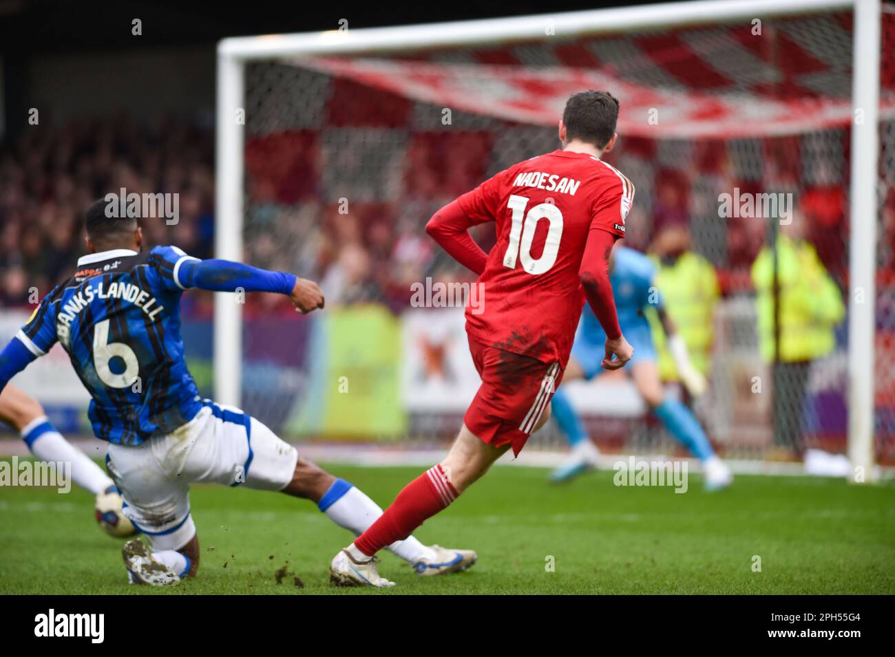 Ashley Nadesan di Crawley con un colpo durante la partita EFL League Two tra Crawley Town e Rochdale AFC al Broadfield Stadium , Crawley , Regno Unito - 25th marzo 2023 Foto Simon Dack/Telephoto Images. Solo per uso editoriale. Nessun merchandising. Per le immagini di calcio si applicano le restrizioni di fa e Premier League inc. Nessun utilizzo di Internet/cellulare senza licenza FAPL - per i dettagli contattare Football Dataco Foto Stock