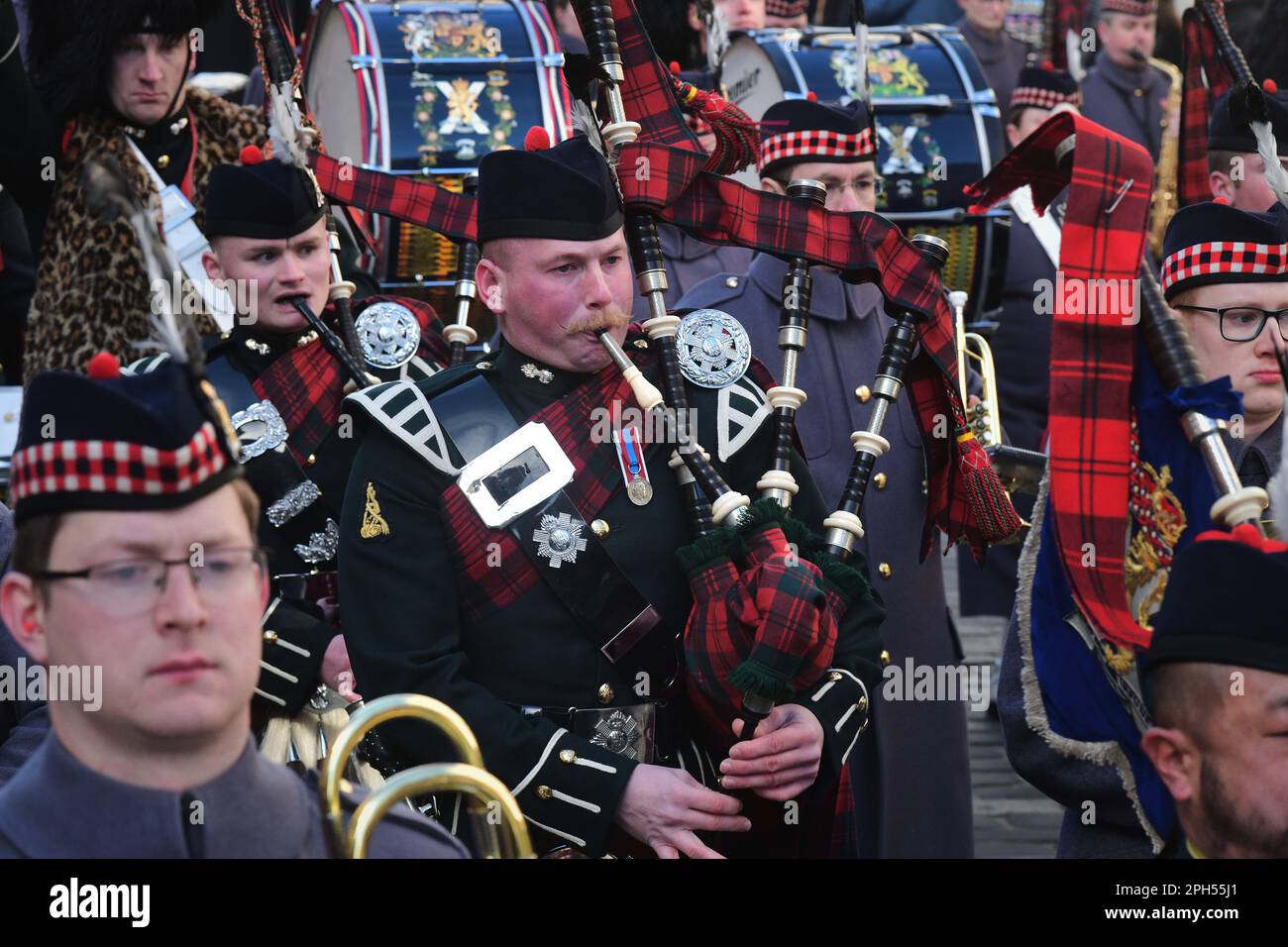 Edimburgo Scozia, Regno Unito 26 marzo 2023. L'inaugurazione del Royal Regiment of Scotland SCOTLAND SCOTS Rally si svolge con i veterani e i servitori che si accamonano al Castello di Edimburgo e che marciano lungo il Royal Mile dietro le pipe e i tamburi fino al Canongate Kirk per ricordare i caduti. credito sst/alamy notizie dal vivo Foto Stock