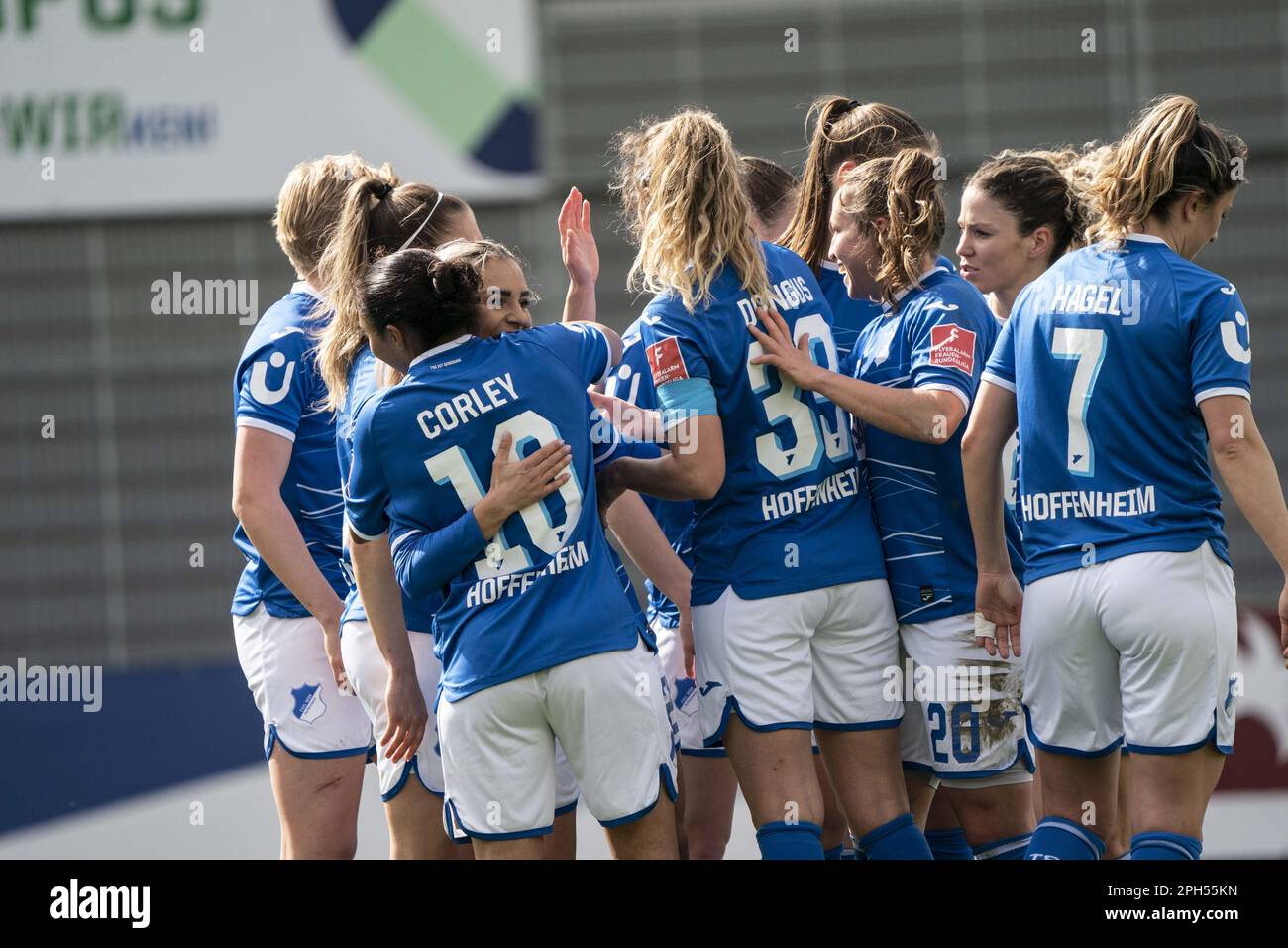 Hoffenheim, Germania. 26th Mar, 2023. FLYERALARM Frauen-Bundesliga match tra TSG 1899 Hoffenheim e SGS Essen allo stadio Dietmar-Hopp, Hoffenheim, Germania (Foto: Dana Roesiger/Sports Press Photo/C - SCADENZA UN'ORA - ATTIVARE FTP SOLO SE LE IMMAGINI HANNO MENO DI UN'ORA - Alamy) Credit: SPP Sport Press Photo. /Alamy Live News Foto Stock