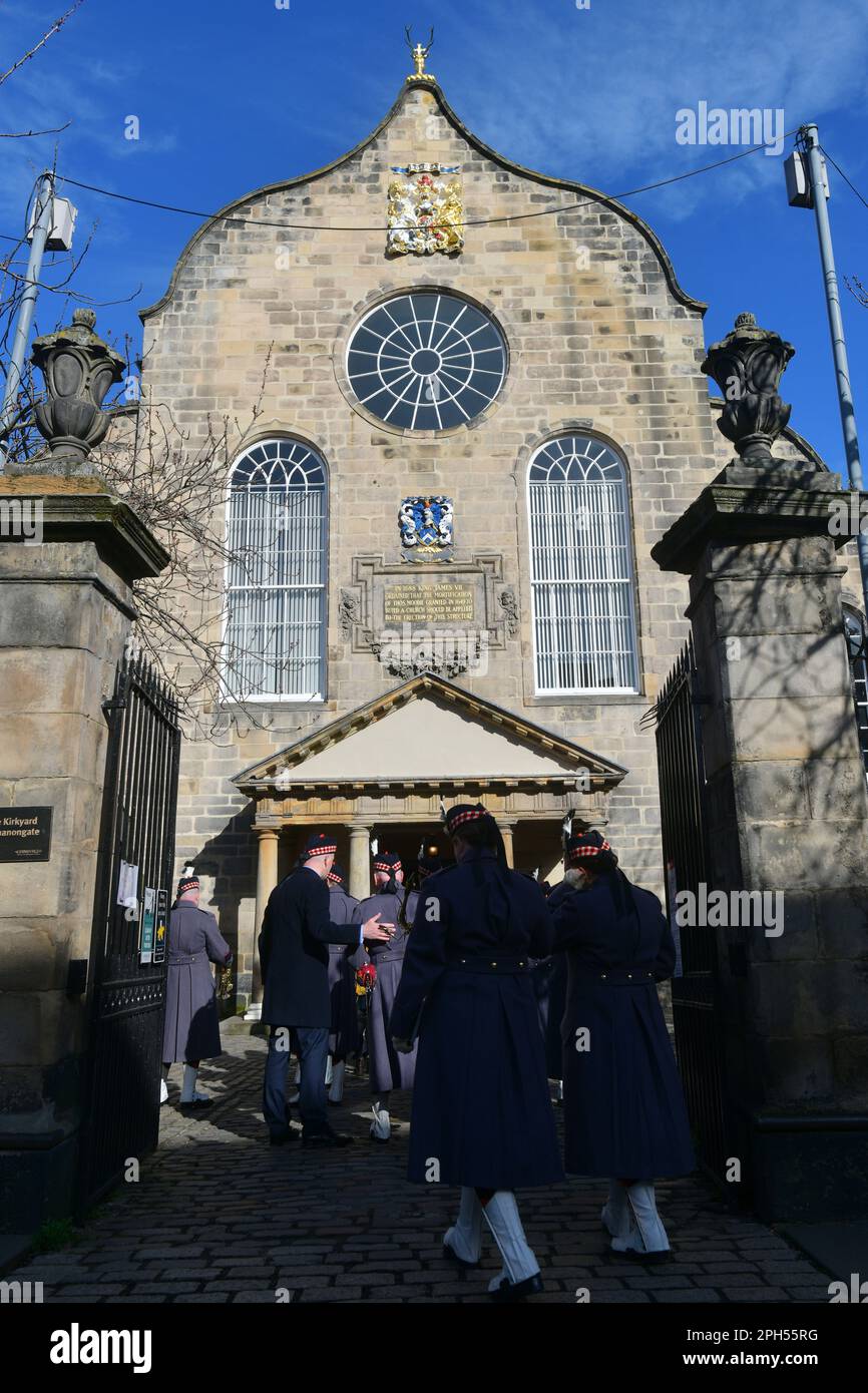 Edimburgo Scozia, Regno Unito 26 marzo 2023. L'inaugurazione del Royal Regiment of Scotland SCOTLAND SCOTS Rally si svolge con i veterani e i servitori che si accamonano al Castello di Edimburgo e che marciano lungo il Royal Mile dietro le pipe e i tamburi fino al Canongate Kirk per ricordare i caduti. credito sst/alamy notizie dal vivo Foto Stock