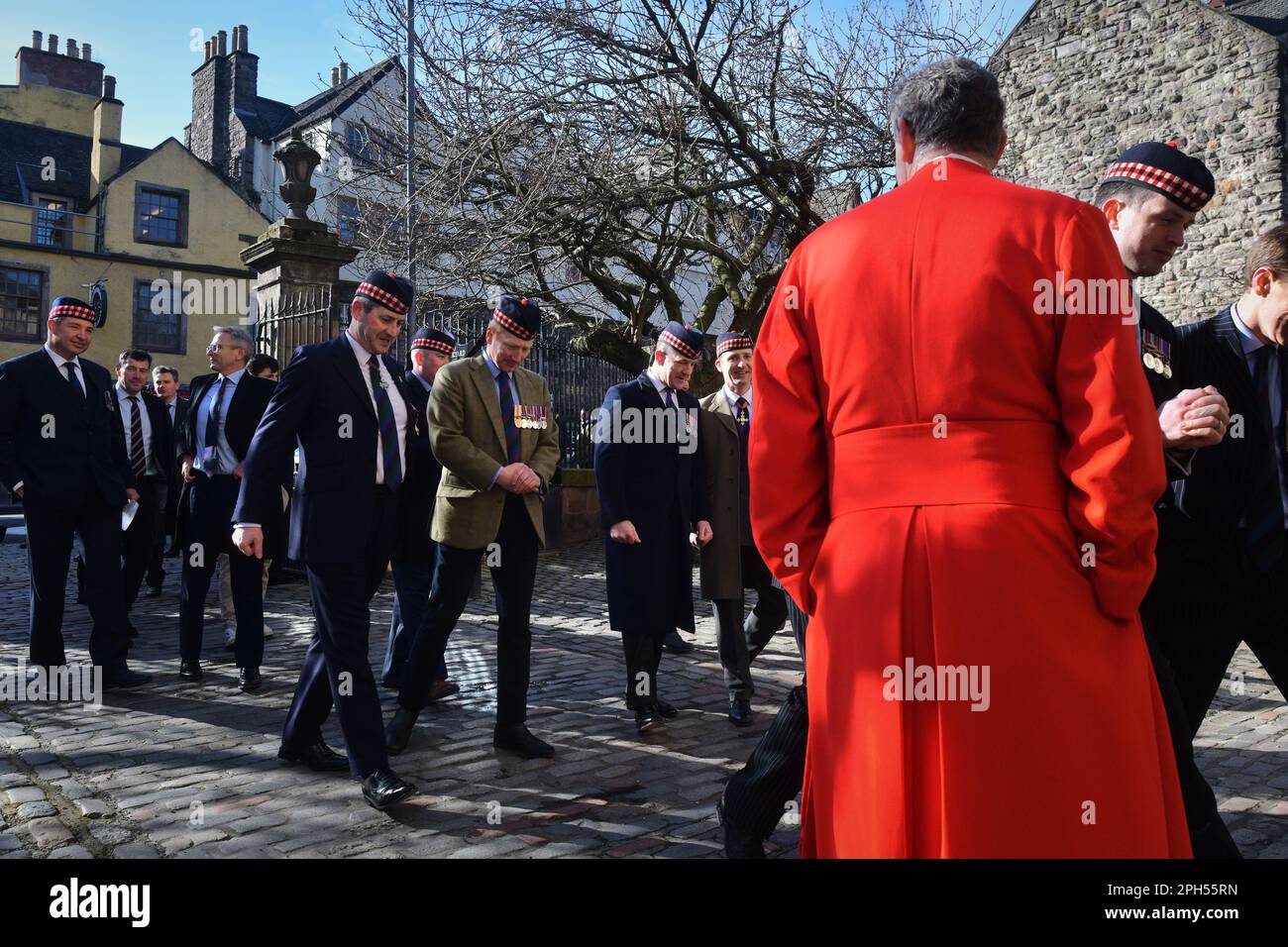 Edimburgo Scozia, Regno Unito 26 marzo 2023. L'inaugurazione del Royal Regiment of Scotland SCOTLAND SCOTS Rally si svolge con i veterani e i servitori che si accamonano al Castello di Edimburgo e che marciano lungo il Royal Mile dietro le pipe e i tamburi fino al Canongate Kirk per ricordare i caduti. credito sst/alamy notizie dal vivo Foto Stock