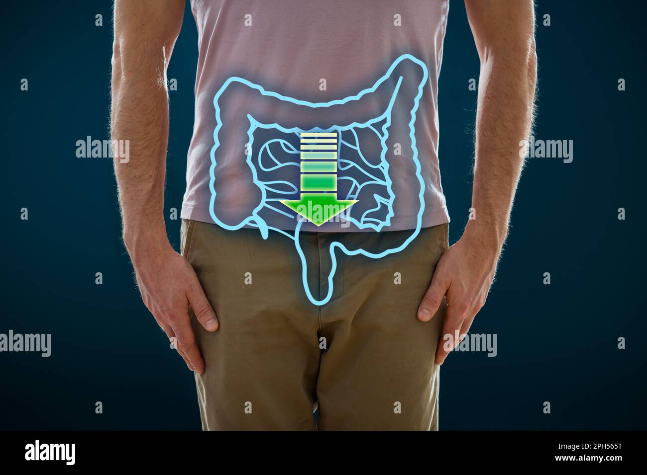 L'uomo in piedi su uno sfondo scuro. Immagine di un sistema digestivo umano e movimento intestinale. Anatomia di intestino sano. Concetto medico, int Foto Stock