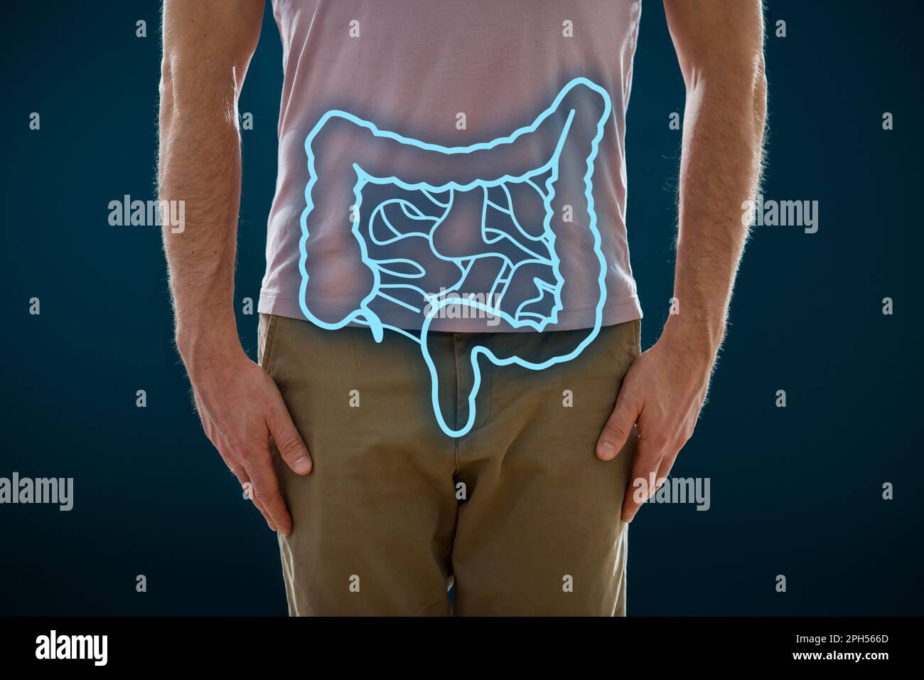 L'uomo in piedi su uno sfondo scuro. Immagine di un sistema digestivo umano e intestino. Anatomia di intestino sano. Concetto medico, intestinale Foto Stock