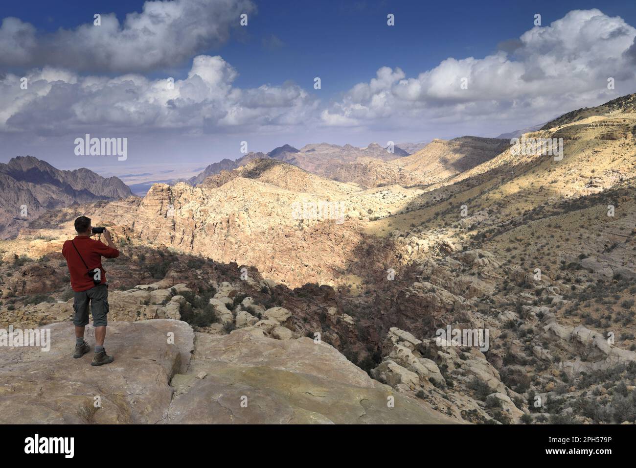 Camminatori nel Sahwah Wadi, Jabal Sufaha cresta, Sud Centrale Giordania, Medio Oriente Foto Stock