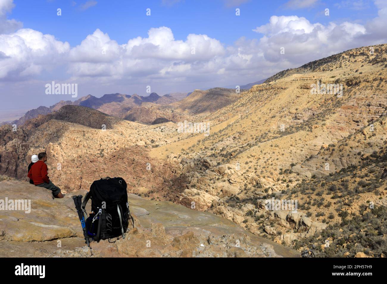 Camminatori nel Sahwah Wadi, Jabal Sufaha cresta, Sud Centrale Giordania, Medio Oriente Foto Stock