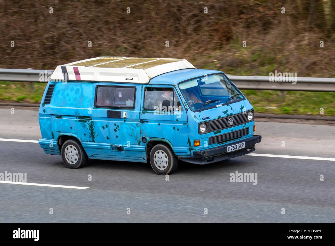 1989 80s anni ottanta blu pop-top VW VOLKSWAGEN TRANSPORTER cabina DBL 57PS 1715cc Kombi furgone con tetto apribile a scomparsa REIMO VW T5 T6. Foto Stock