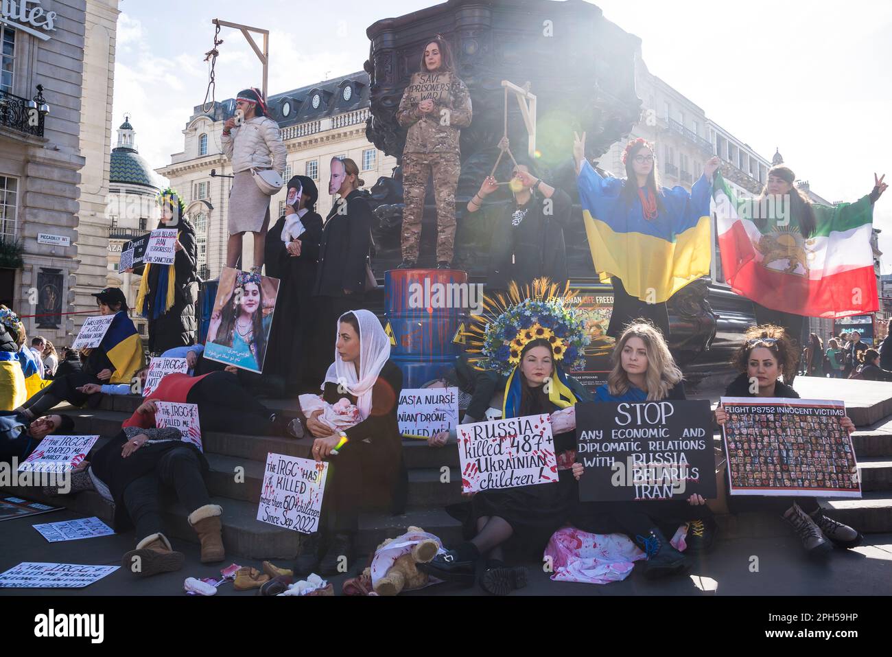 Attivisti iraniani e ucraini a favore della democrazia si uniscono per protestare contro l'uso dei droni iraniani da parte di Putin nella sua guerra in Ucraina, Piccadilly Circus, Londra, E. Foto Stock