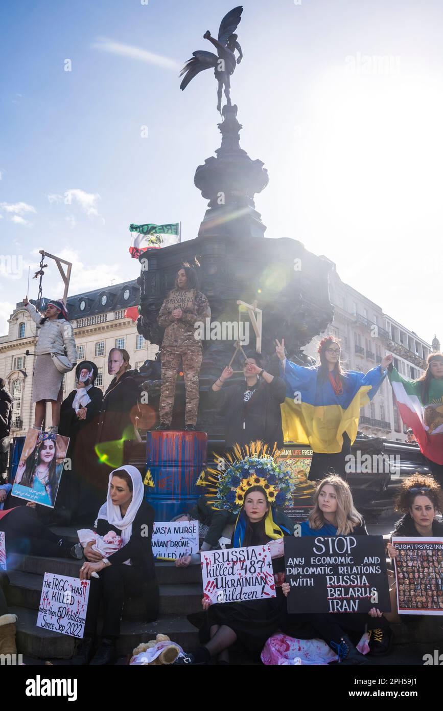 Attivisti iraniani e ucraini a favore della democrazia si uniscono per protestare contro l'uso dei droni iraniani da parte di Putin nella sua guerra in Ucraina, Piccadilly Circus, Londra, E. Foto Stock