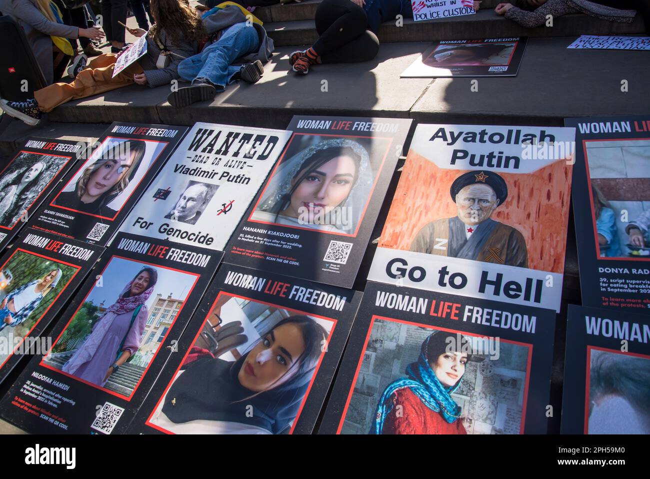 I manifesti di Ayatollah Putin, gli attivisti pro-democrazia iraniani e ucraini si uniscono per protestare contro l'uso dei droni iraniani da parte di Putin nella sua guerra in Ucraina, Pic Foto Stock