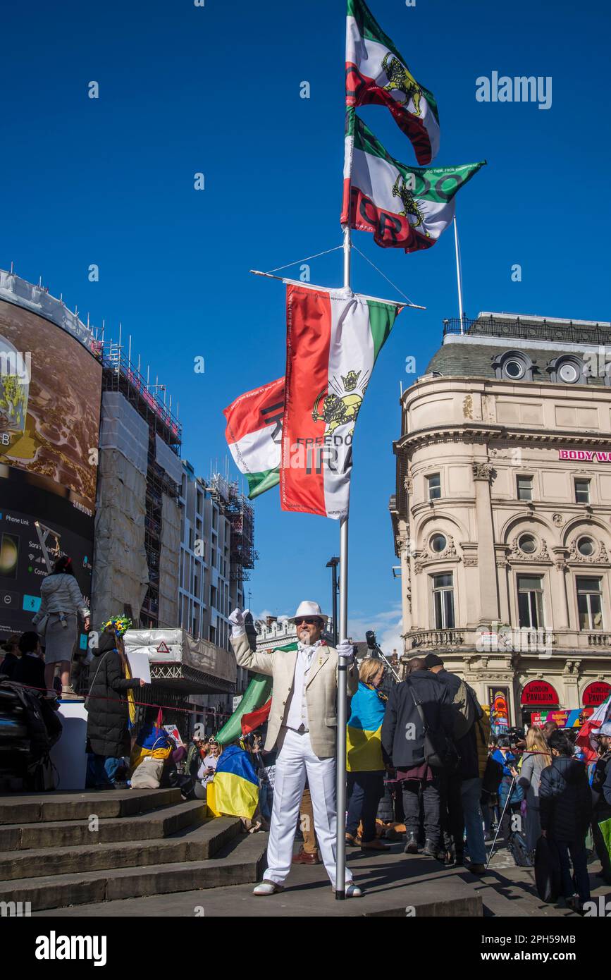 Attivisti iraniani e ucraini a favore della democrazia si uniscono per protestare contro l'uso dei droni iraniani da parte di Putin nella sua guerra in Ucraina, Piccadilly Circus, Londra, E. Foto Stock