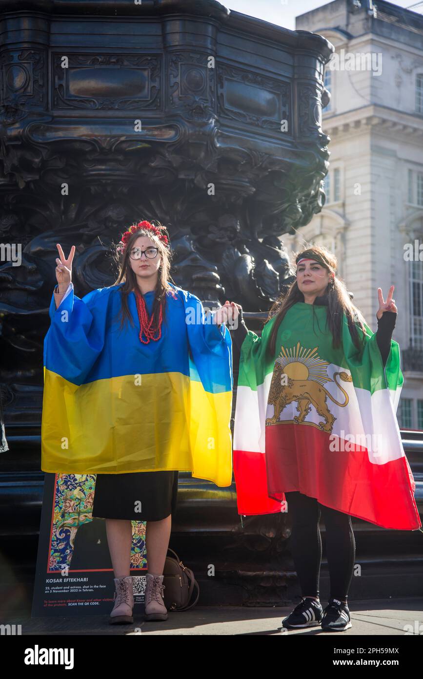 Attivisti iraniani e ucraini a favore della democrazia si uniscono per protestare contro l'uso dei droni iraniani da parte di Putin nella sua guerra in Ucraina, Piccadilly Circus, Londra, E. Foto Stock