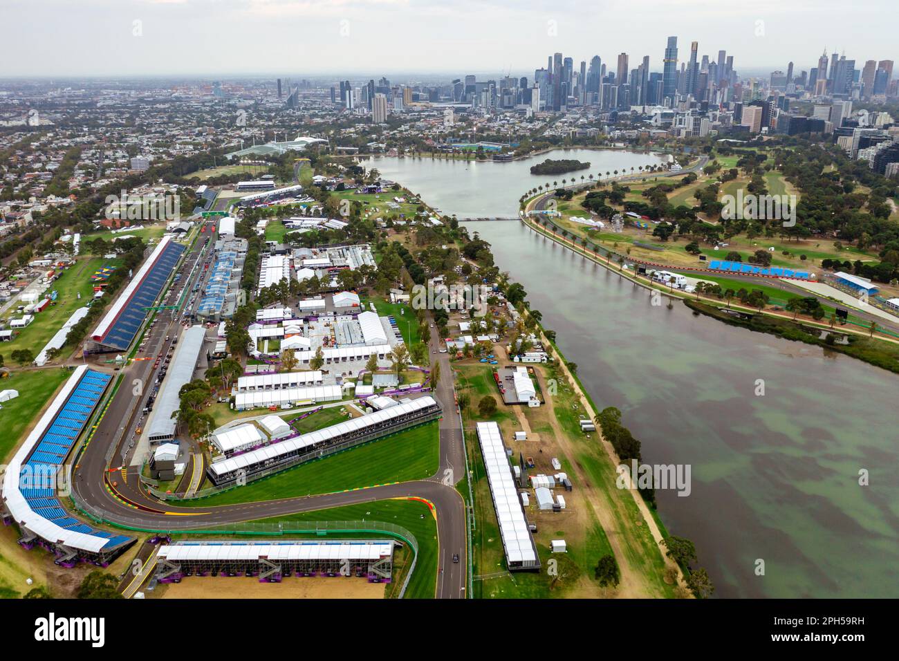 Albert Park giovedì 14 settembre 2017. Vista del rettilineo principale del circuito di Albert Park con lo skyline di Melbourne sullo sfondo durante i preparativi in pista in vista del Gran Premio di Formula uno australiano 2023. Corleve/Alamy Live News Foto Stock