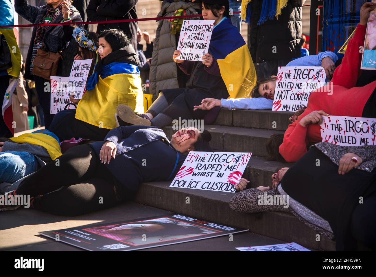 Attivisti iraniani e ucraini a favore della democrazia si uniscono per protestare contro l'uso dei droni iraniani da parte di Putin nella sua guerra in Ucraina, Piccadilly Circus, Londra, E. Foto Stock
