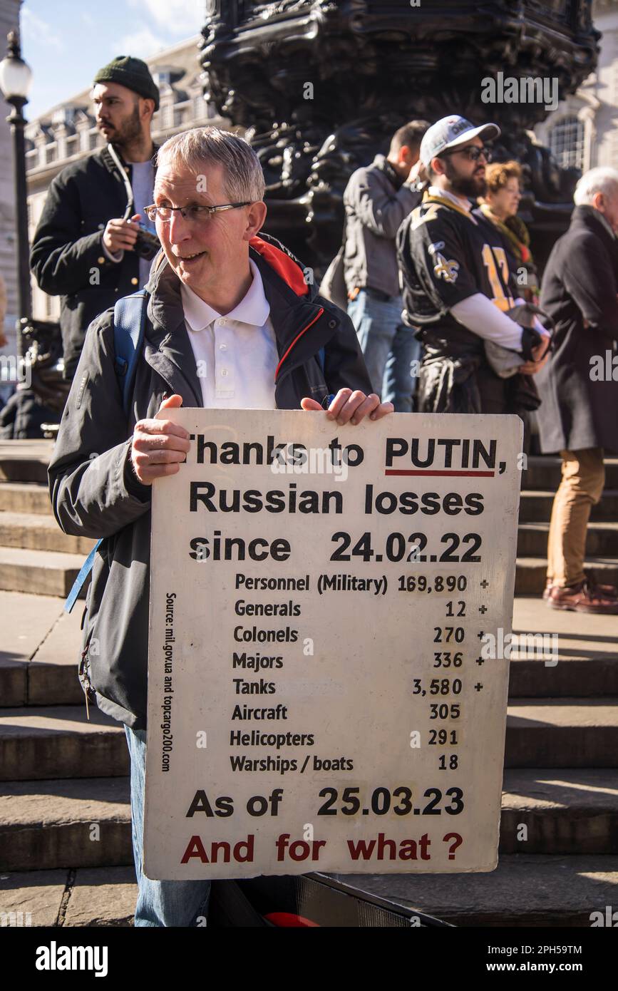 Manifesto delle perdite russe in Ucraina, attivisti iraniani e ucraini a favore della democrazia si uniscono per protestare contro l'uso dei droni iraniani da parte di Putin nella sua guerra in Ukr Foto Stock