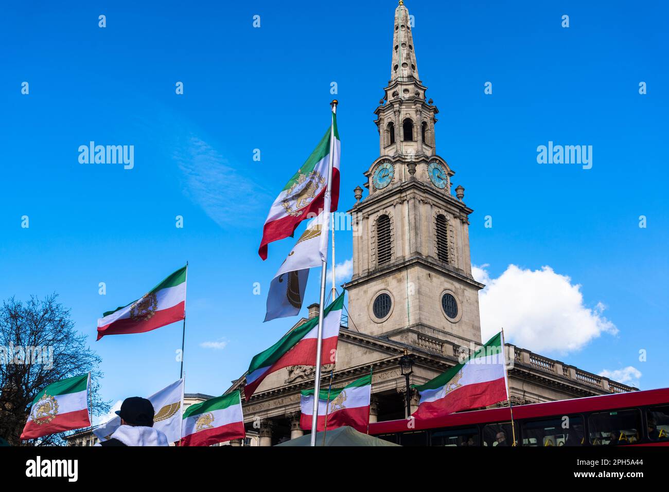 Le vecchie bandiere iraniane sventolano a Trafalgar Square in una protesta pro-democrazia iraniana contro il governo islamico autocratico dell'Iran, Londra, Inghilterra, Regno Unito 25 Foto Stock