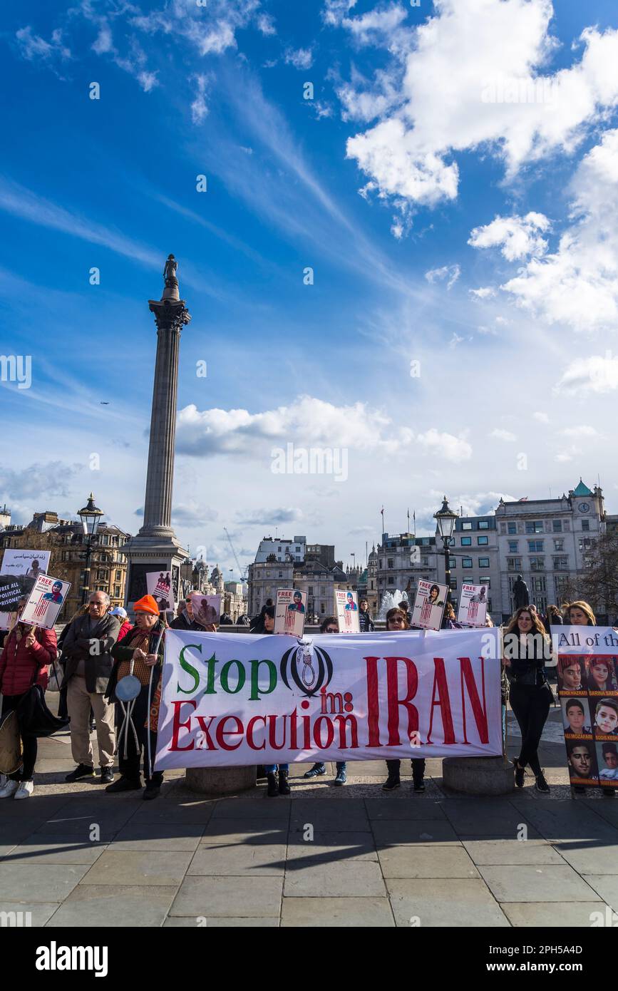 Fermare le esecuzioni in Iran a Trafalgar Square, protesta pro-democrazia iraniana contro il governo islamico autocratico dell'Iran, Londra, Inghilterra, Regno Unito 25/ Foto Stock