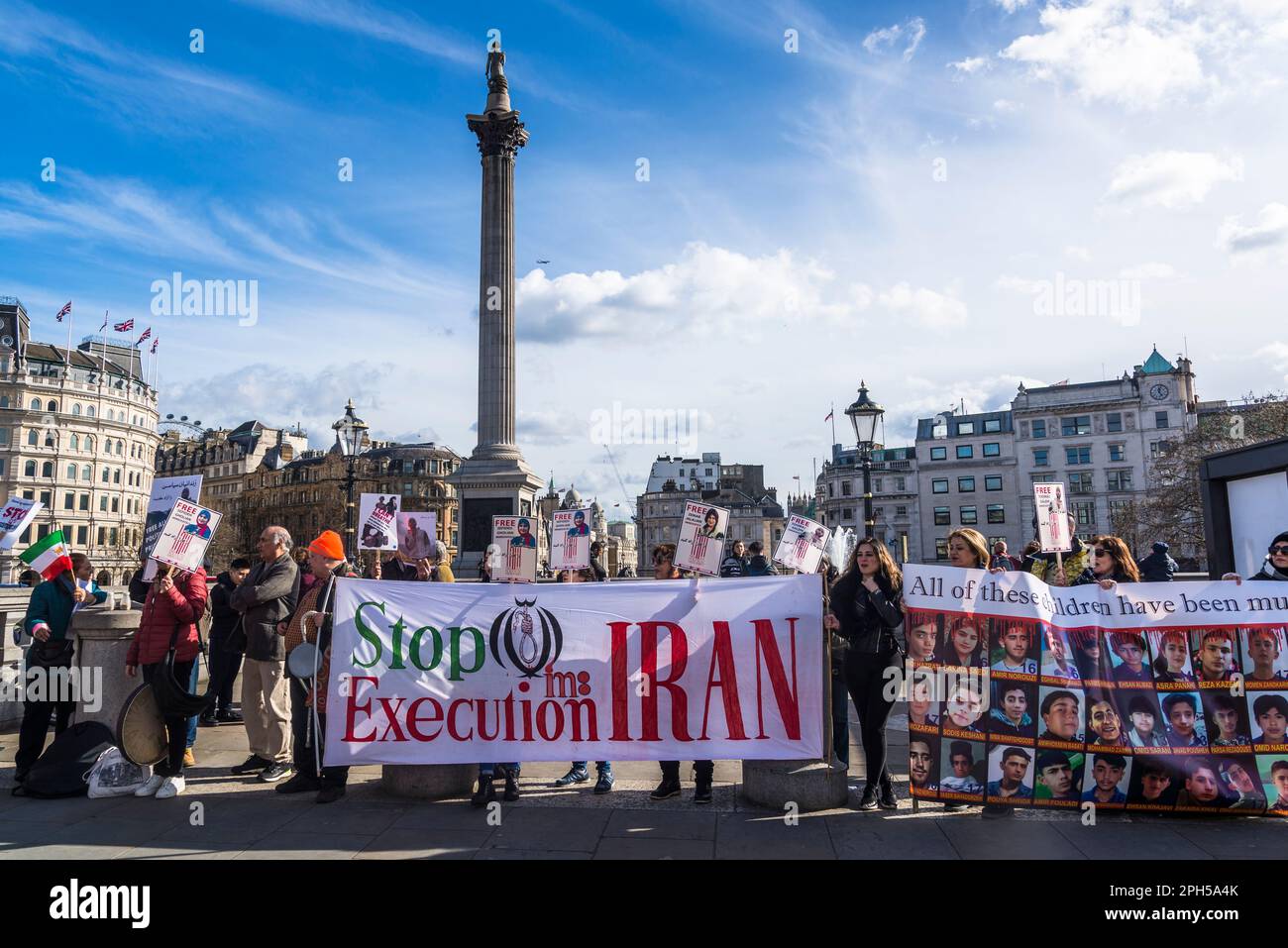 Fermare le esecuzioni in Iran a Trafalgar Square, protesta pro-democrazia iraniana contro il governo islamico autocratico dell'Iran, Londra, Inghilterra, Regno Unito 25/ Foto Stock