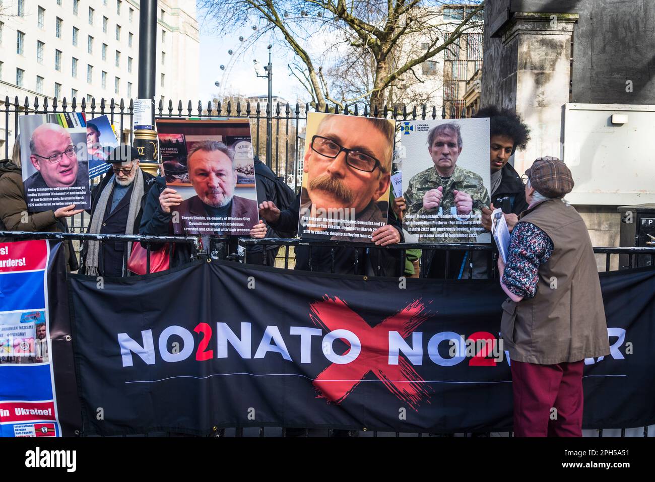 No alla NATO, No alla guerra striscioni di fronte a Downing Street, una manciata di sostenitori pro-Putin nella sua guerra contro Ucraina, Londra, Inghilterra, Regno Unito 25/03/202 Foto Stock