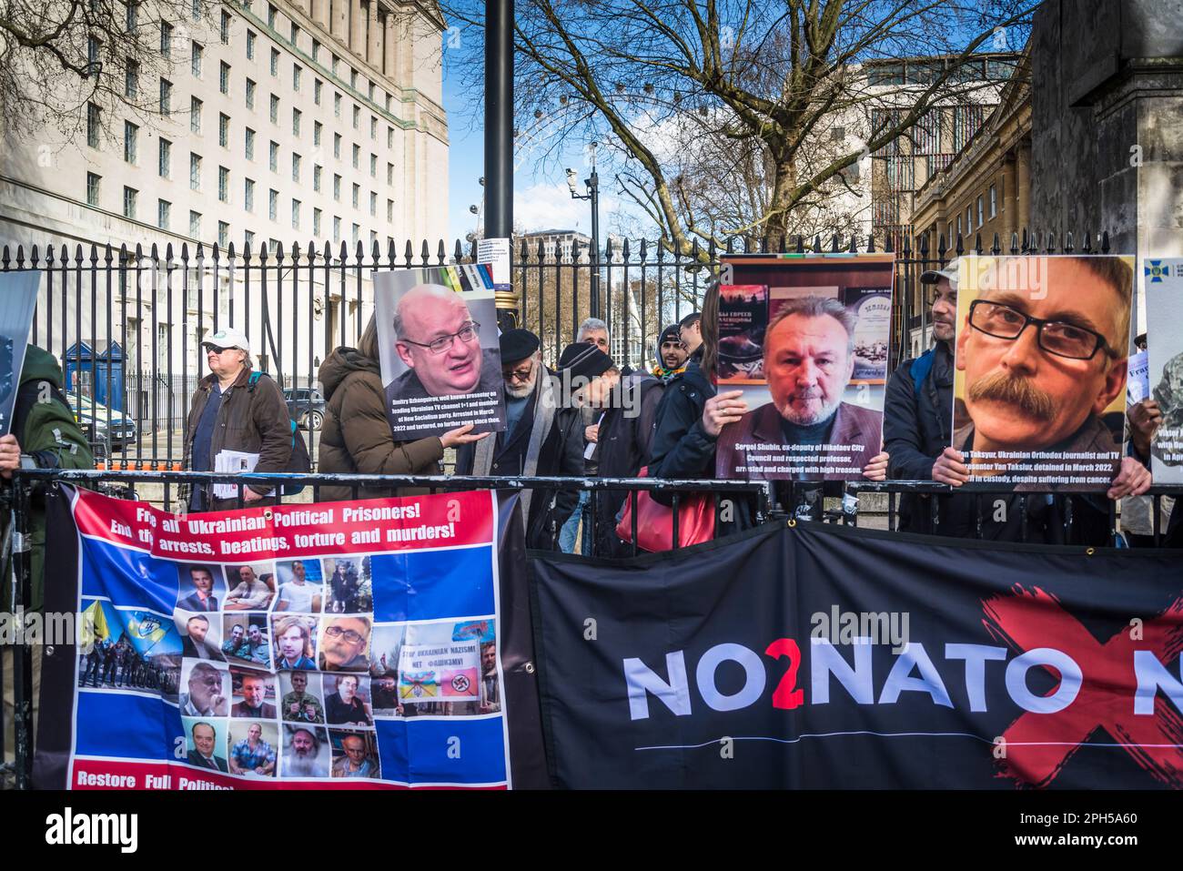 No alla NATO, No alla guerra striscioni di fronte a Downing Street, una manciata di sostenitori pro-Putin nella sua guerra contro Ucraina, Londra, Inghilterra, Regno Unito 25/03/202 Foto Stock