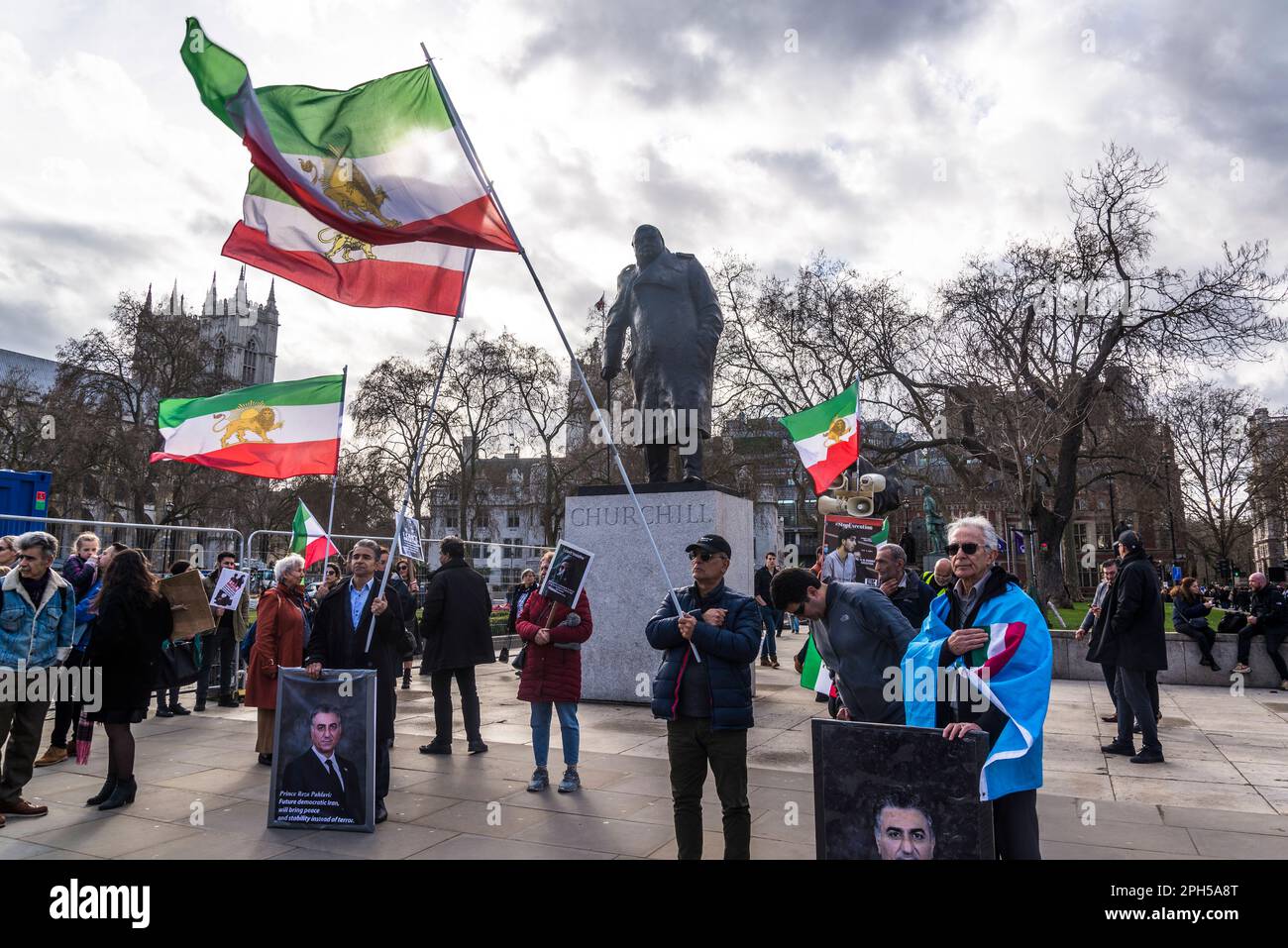 Protesta pro-democrazia iraniana contro il governo islamico autocratico dell'Iran nella Piazza del Parlamento di fronte alla statua di Churchill, Londra, Inghilterra Foto Stock