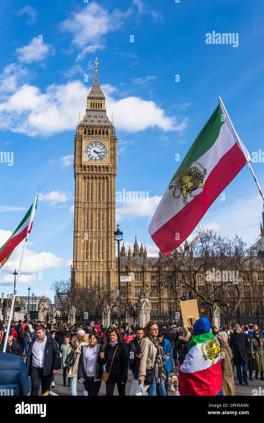 Protesta pro-democrazia iraniana contro il governo islamico autocratico dell'Iran nella Piazza del Parlamento di fronte al Big ben, Londra, Inghilterra, Regno Unito 25/03/202 Foto Stock