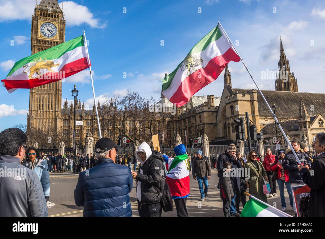 Protesta pro-democrazia iraniana contro il governo islamico autocratico dell'Iran nella Piazza del Parlamento di fronte al Big ben, Londra, Inghilterra, Regno Unito 25/03/202 Foto Stock