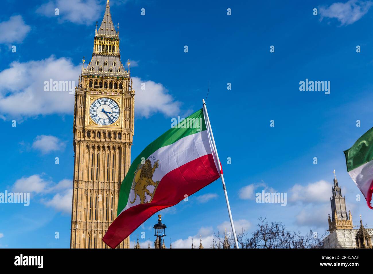 Bandiera della vecchia Iran e Big ben, protesta pro-democrazia iraniana contro il governo islamico autocratico dell'Iran nella Piazza del Parlamento di fronte, Londra, en Foto Stock