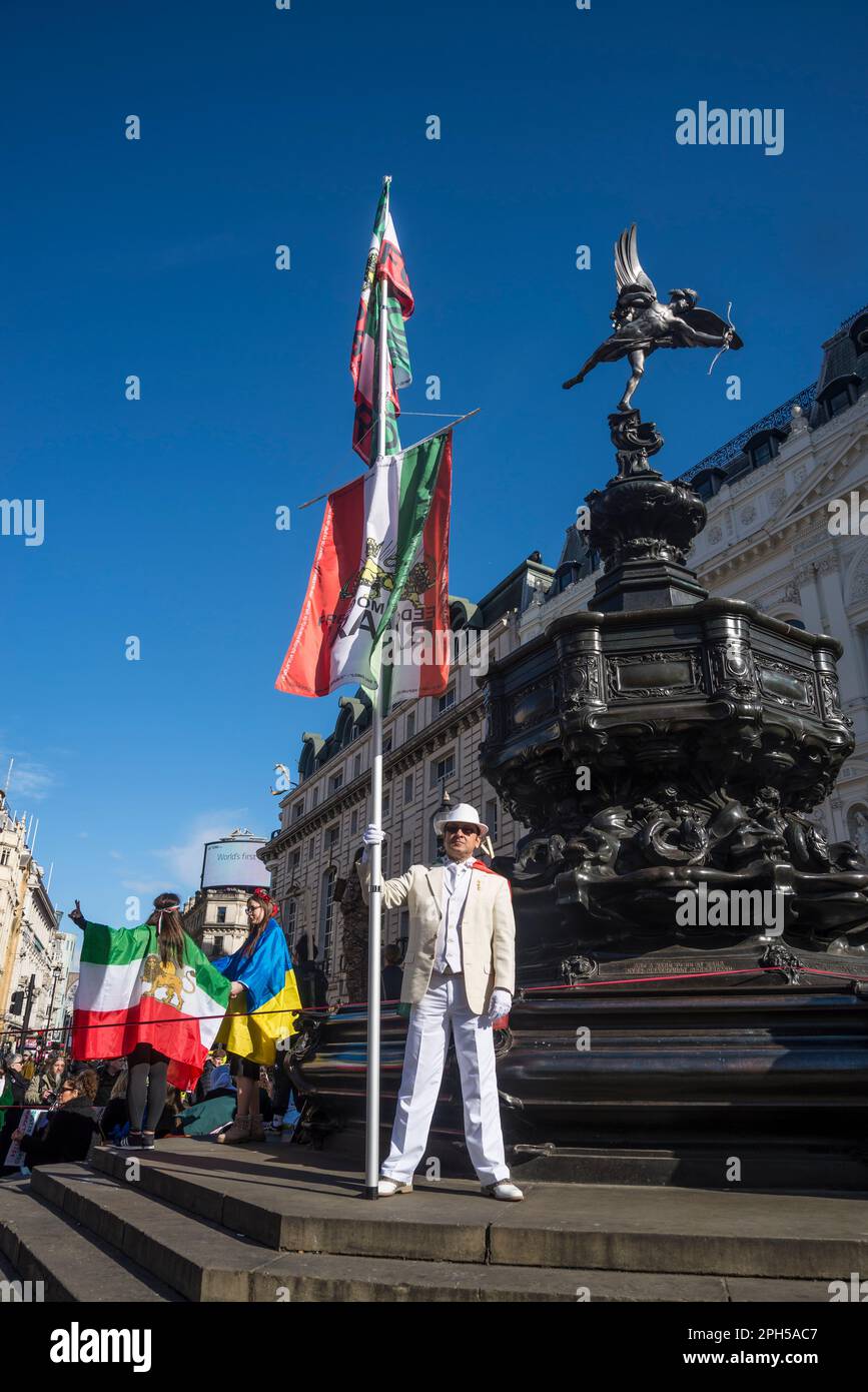 Attivisti iraniani e ucraini a favore della democrazia si uniscono per protestare contro l'uso dei droni iraniani da parte di Putin nella sua guerra in Ucraina, Piccadilly Circus, Londra, E. Foto Stock
