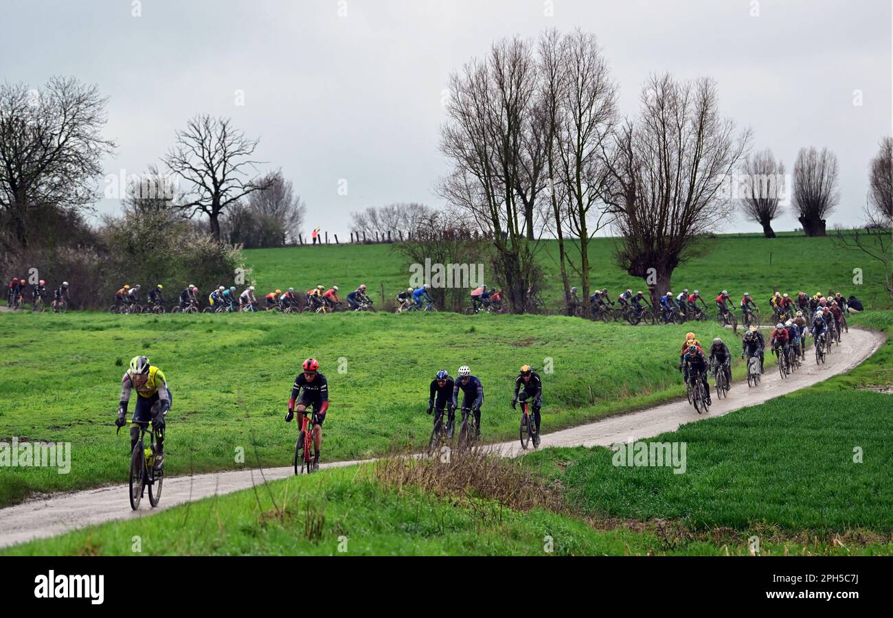 Wevelgem, Belgio. 26th Mar, 2023. Il pacchetto di piloti raffigurati in azione durante la Gent-Wevelgem maschile - in Fiandre campi gara ciclistica, 260, 9 km da Ieper a Wevelgem, Domenica 26 marzo 2023. FOTO DI BELGA DIRK WAEM Credit: Agenzia Notizie di Belga/Alamy Live News Foto Stock