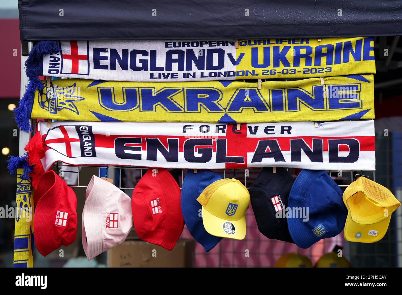Sciarpe e cappelli in vendita in Inghilterra e Ucraina prima della partita di qualificazione UEFA euro 2024 Group C al Wembley Stadium, Londra. Data immagine: Domenica 26 marzo 2023. Foto Stock