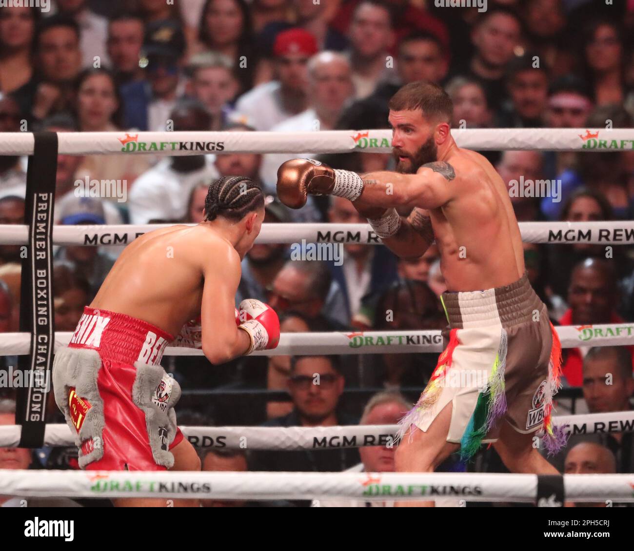 LAS VEGAS, NV - MARZO 25: (R-L) Caleb Plant punisce David Benavidez nel loro Interim WBC World Super Middleweight Title Bout alla MGM Grand Garden Arena il 25 Marzo 2023 a Las Vegas, NV, Stati Uniti. (Foto di Alejandro Salazar/PxImages) Foto Stock