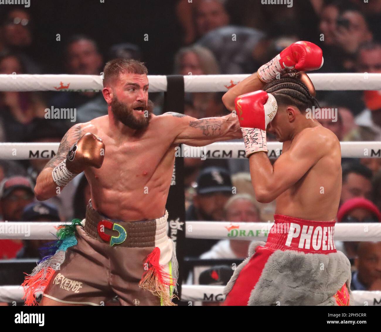 LAS VEGAS, NV - MARZO 25: (L-R) Caleb Plant punisce David Benavidez nel loro Interim WBC World Super Middleweight Title Bout alla MGM Grand Garden Arena il 25 Marzo 2023 a Las Vegas, NV, Stati Uniti. (Foto di Alejandro Salazar/PxImages) Foto Stock