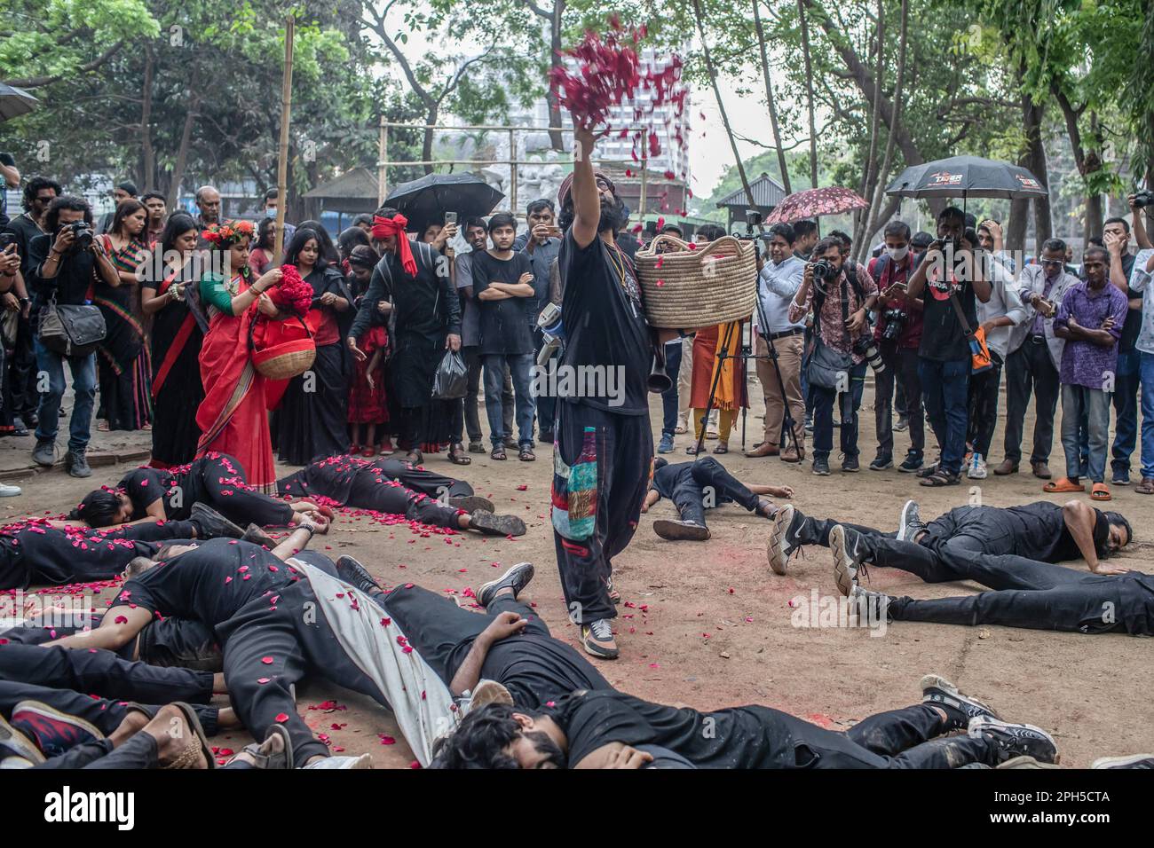 Scuola di artisti di recitazione e design di Prachyanat, vista durante un'esibizione di Lal Jatra (processione Rossa) presso il campus dell'Università di Dhaka. La Scuola di recitazione e disegno di Prachyanat ha tenuto una processione di Lal Jatra (Processione Rossa), per ricordare il genocidio dell'esercito pakistano il 25 marzo 1971 a Dhaka, Bangladesh, il 25 marzo 2023. In questa notte nera nella storia nazionale, i governanti militari pakistani hanno lanciato ''operazione Searchlight'' uccidendo circa mille persone solo in quella notte di repressione. Nell'ambito dell'operazione, i carri armati sono usciti dal dhaka cantonment e una città addormentata si è svegliata ai battiti Foto Stock