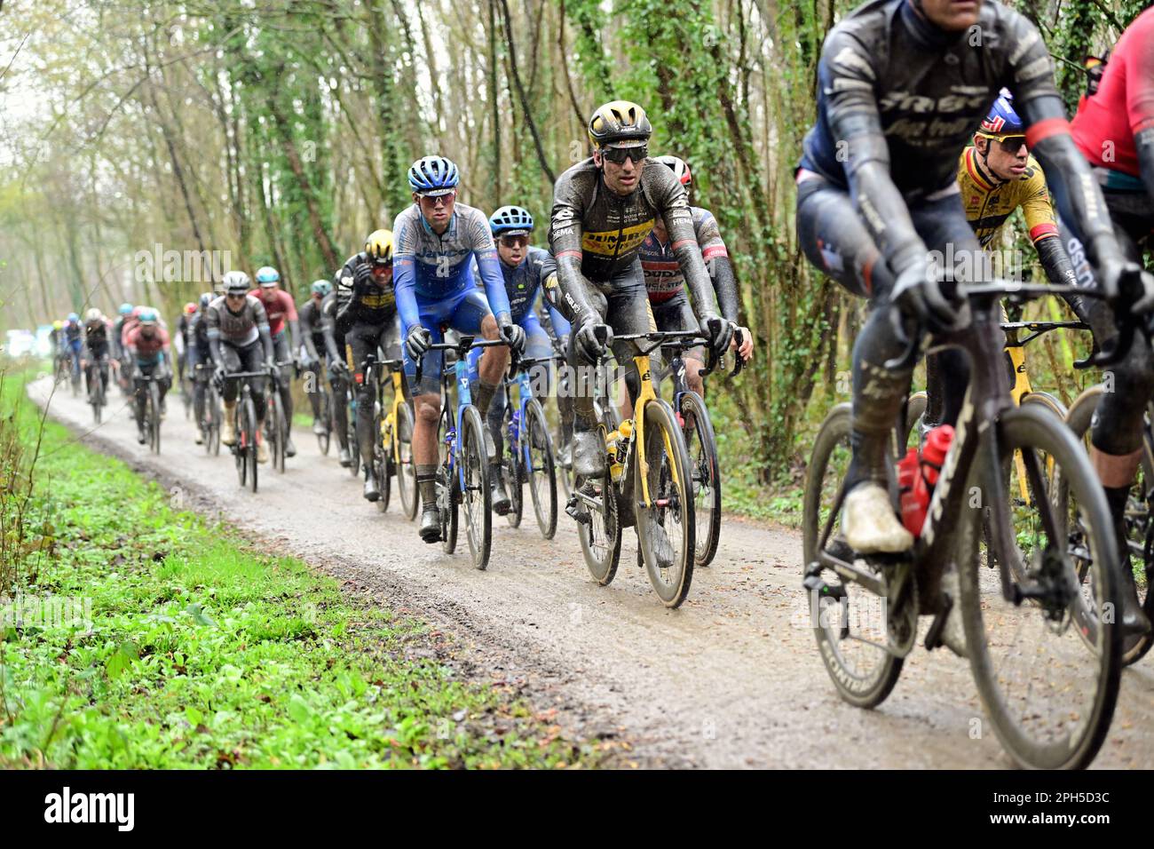 Wevelgem, Belgio. 26th Mar, 2023. Il pacchetto di piloti raffigurati in azione durante la Gent-Wevelgem maschile - in Fiandre campi gara ciclistica, 260, 9 km da Ieper a Wevelgem, Domenica 26 marzo 2023. FOTO DI BELGA DIRK WAEM Credit: Agenzia Notizie di Belga/Alamy Live News Foto Stock