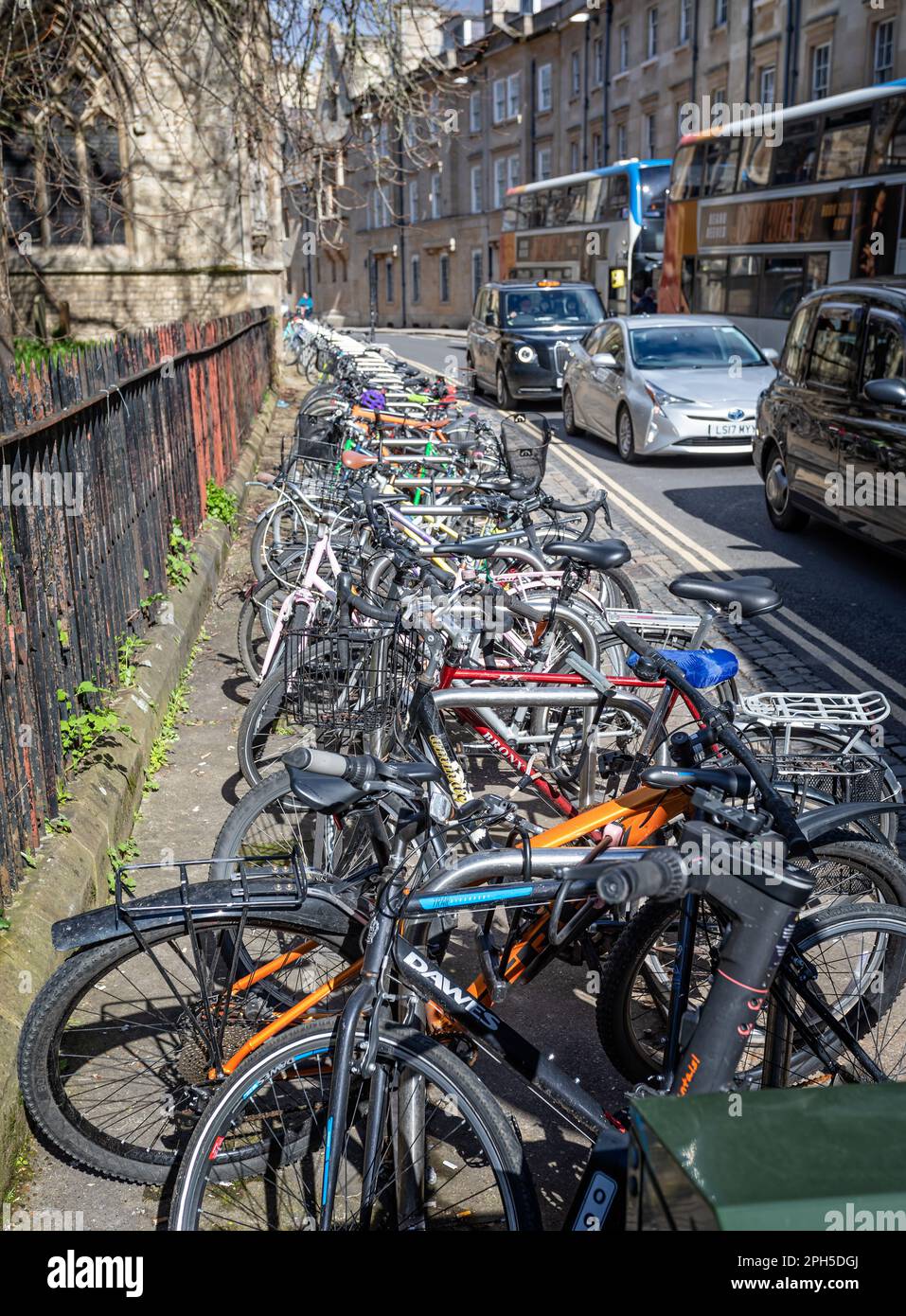 Primo piano delle biciclette parcheggiate in fila nel centro di Oxford, Oxfordshire, Regno Unito, il 25 marzo 2023 Foto Stock