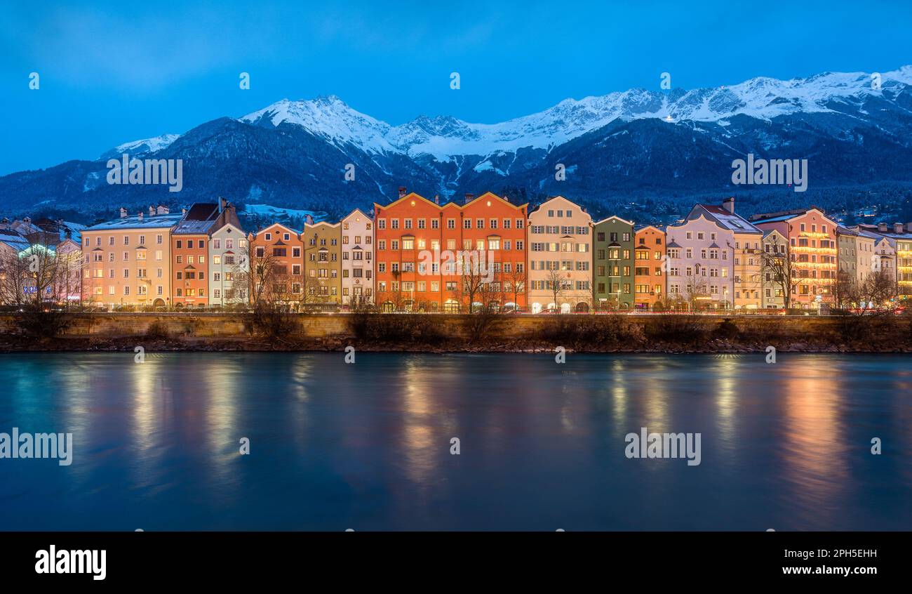 La bellissima e colorata città di Innsbruck durante l'inverno. Austria. Foto Stock