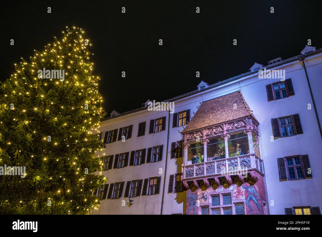 Il bellissimo e colorato mercatino di Natale di Innsbruck in Austria. Foto Stock